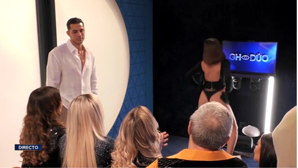 Sandra haciendo un calvo a Cristina Piaget | Foto: Telecinco.es