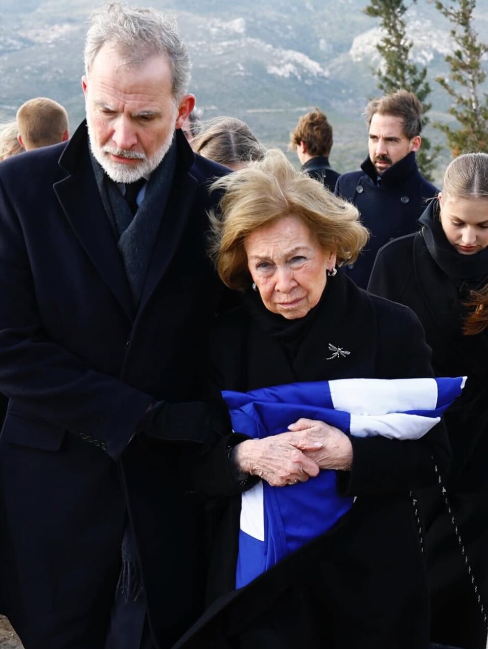 La Reina Sofía cogida del brazo del Rey Felipe | Foto: Casa S.M. El Rey