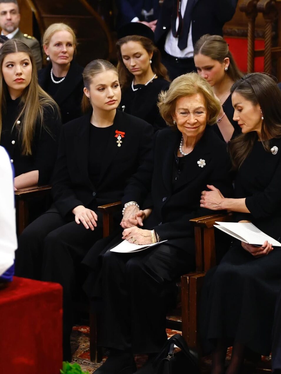 La Reina Sofía arropada por los suyos en el funeral de su hermana | Foto: Casa S.M. El Rey