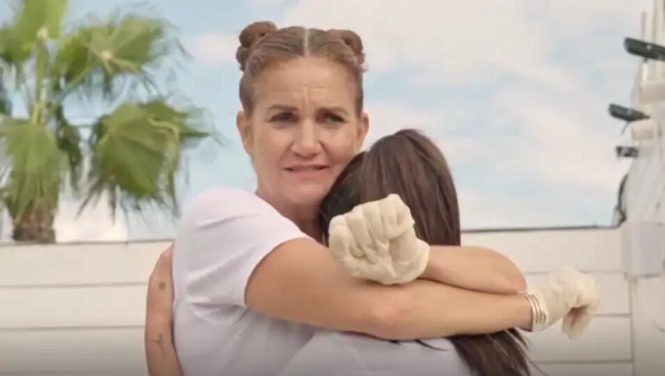Samantha consuela con un abrazo a Isa Pantoja | Foto: TVE