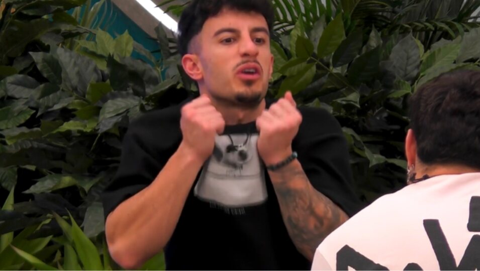 Juanpi explicando el día de los collares en 'La isla de las tentaciones' | Foto: Telecinco.es