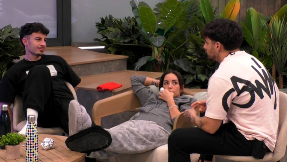 Juanpi, Anita y Manuel hablando de 'La isla de las tentaciones' | Foto: Telecinco.es