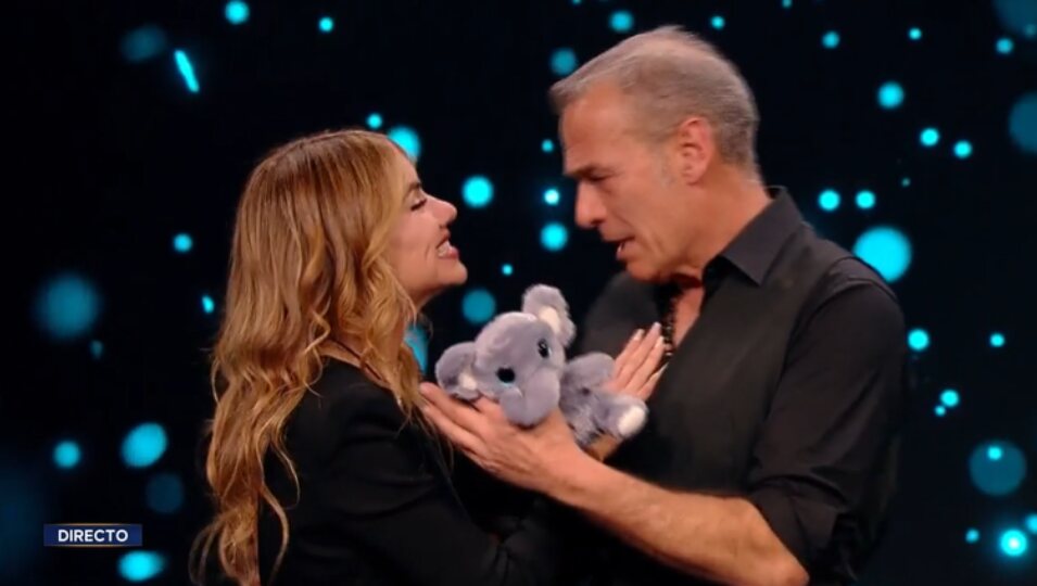Carlos Lozano despidiéndose de su exmujer Mónica Hoyos | Foto: Telecinco.es