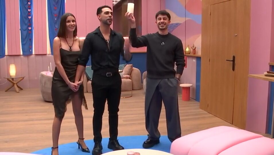 Juanpi haciendo de 'sujeta velas' | Fotografía: Telecinco