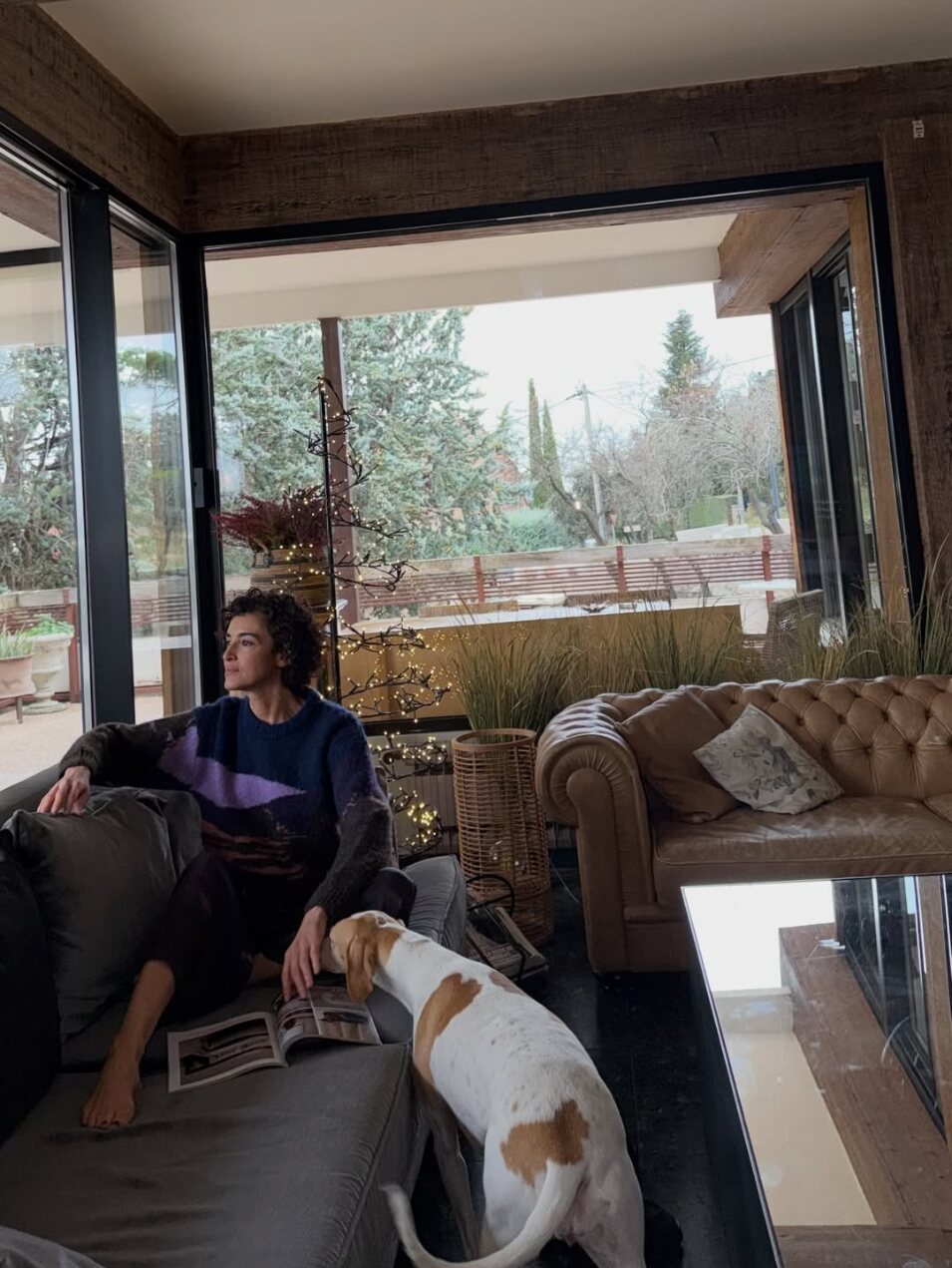 Blanca Romero pasando un rato tranquilo con su perro | Foto: Instagram