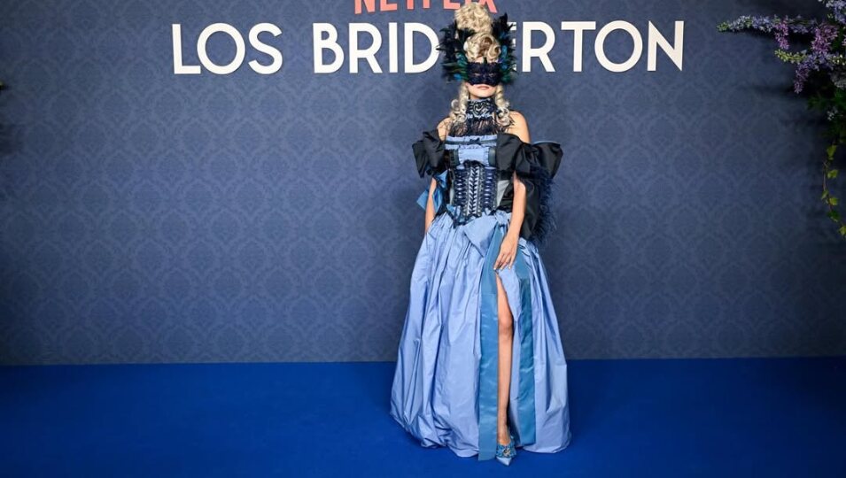 Alba Carillo con su look elegido para el baile de máscaras de 'Los Bridgerton'