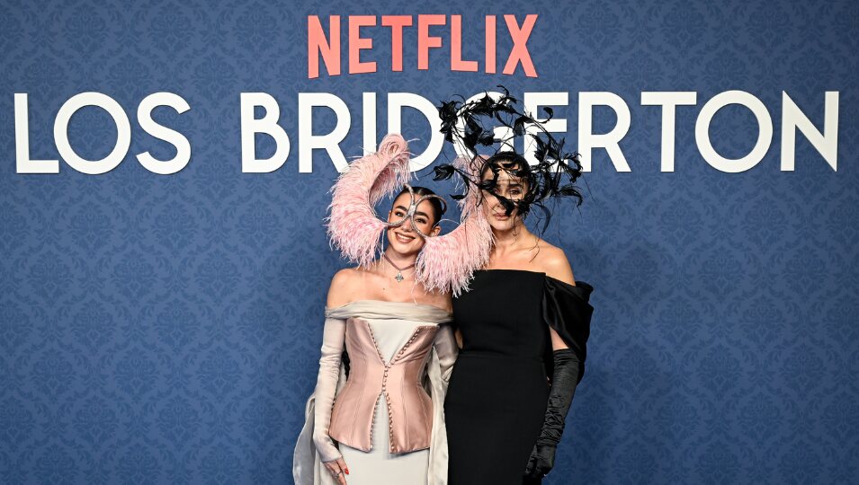Lola Lolita y Vicky Martín Berrocal posando juntas en el baile de máscaras de 'Los Bridgerton'