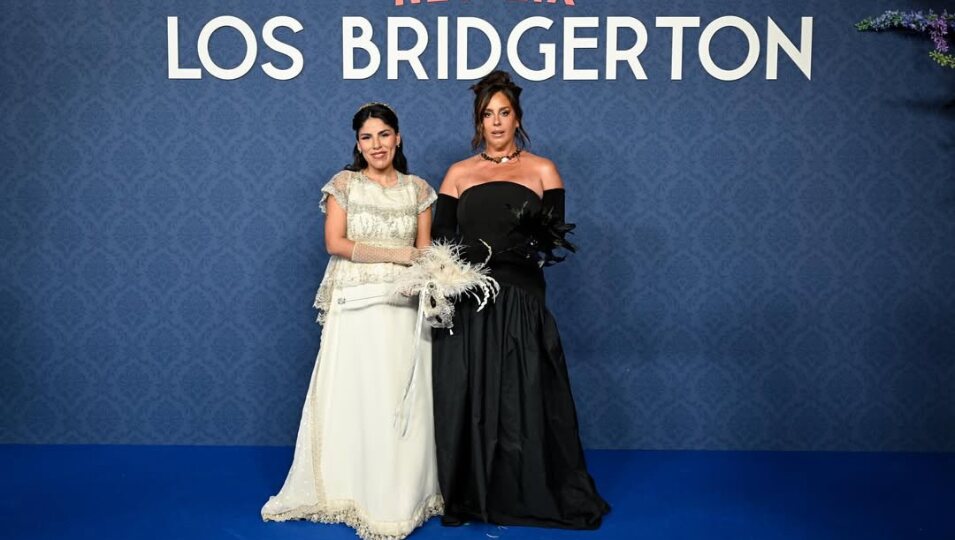 Las Pantoja posando juntas en el baile de máscaras de 'Los Bridgerton' | Foto: Twitter