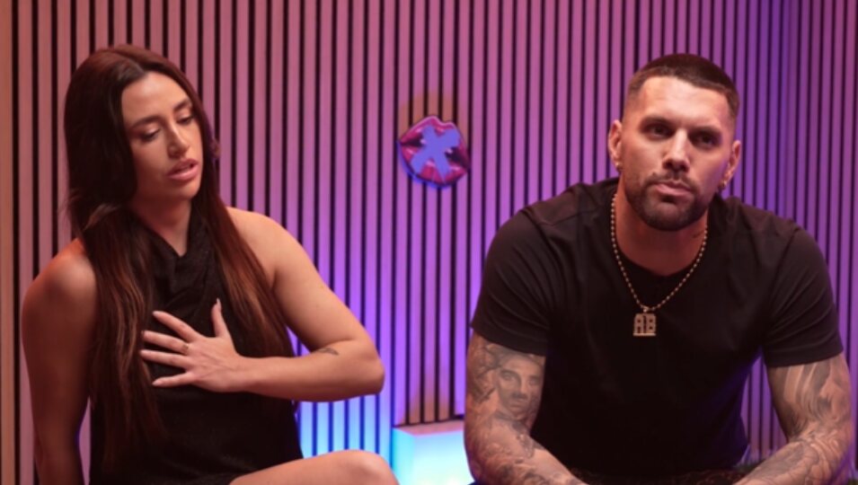 A Olatz le da un pequeño ataque de ansiedad al enterarse de la supuesta infidelidad de Barranco | Foto: Telecinco.es