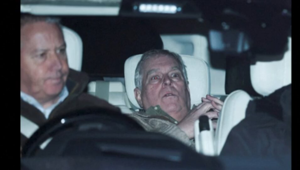 El ex Duque intentando no ser visto, ni fotografiado por los periodistas | Foto: Telecinco.es