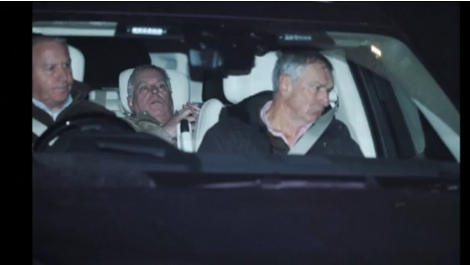 El ex Duque intentando no ser visto, ni fotografiado por los periodistas | Foto: Telecinco.es