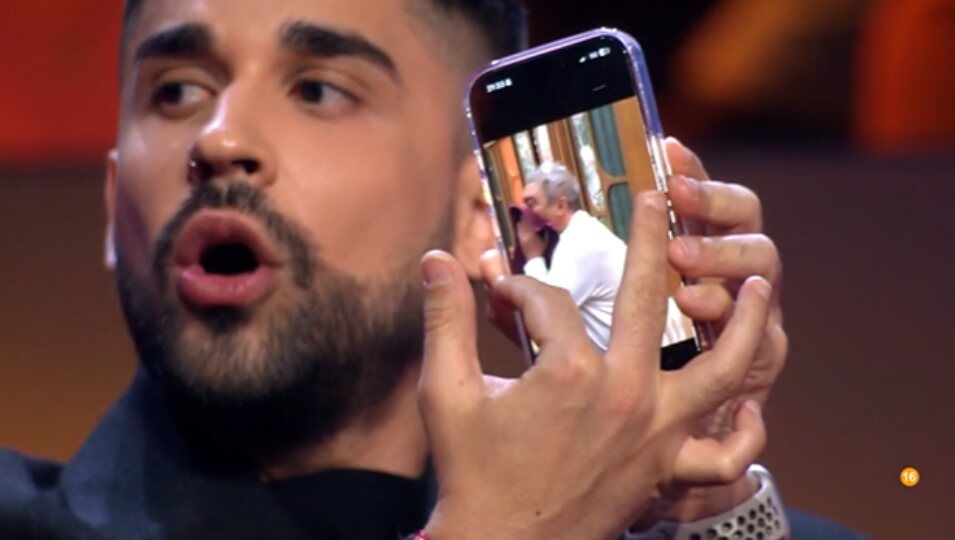 Frigenti saca imágenes de Canales limpiándose con las toallas | Foto: Telecinco.es