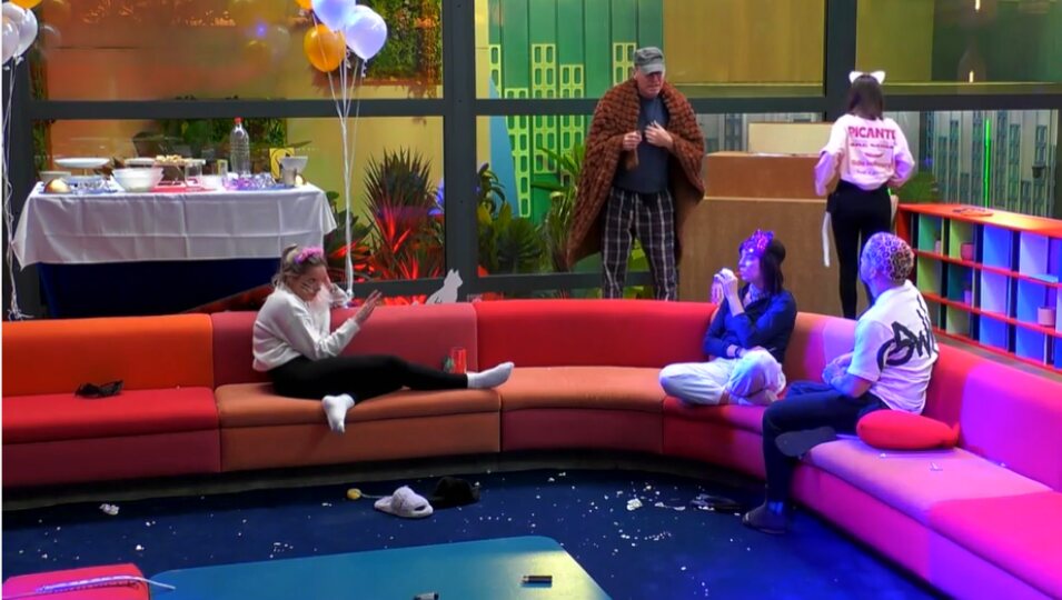 Carlos Lozano evita que Sandra interrumpa a Juanpi | Fotografía: Telecinco