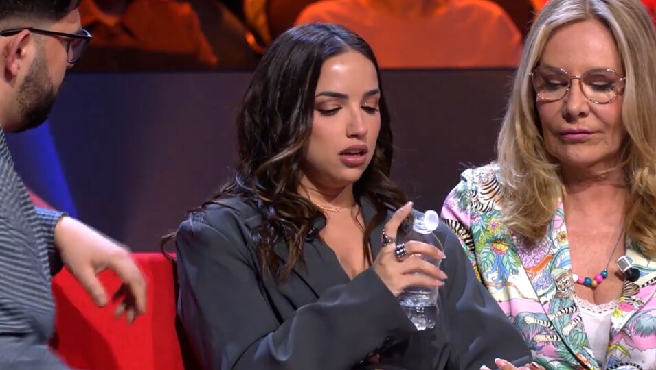 Lucía se derrumba en el plató | Fotografía: Telecinco