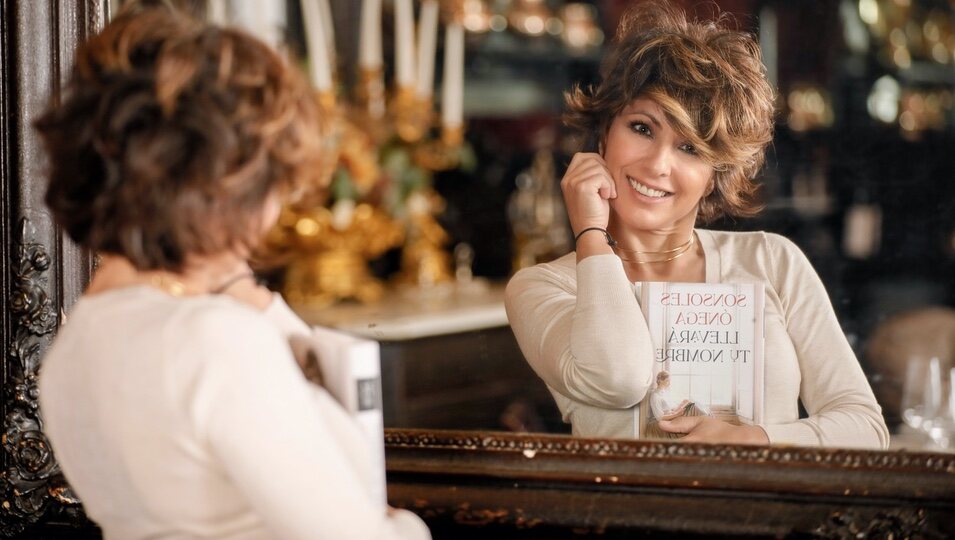 Sonsoles Ónega se ha emocionado mucho en la presentación de su novela