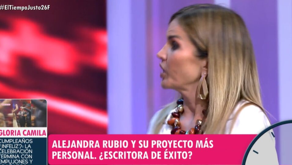 Marta López diciendo a Alejandra lo que realmente piensa de su libro | Foto: Telecinco.es