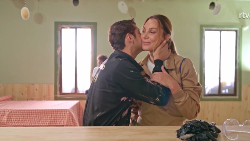 Eduardo Casanova da un beso a Mar Flores | Foto: TVE