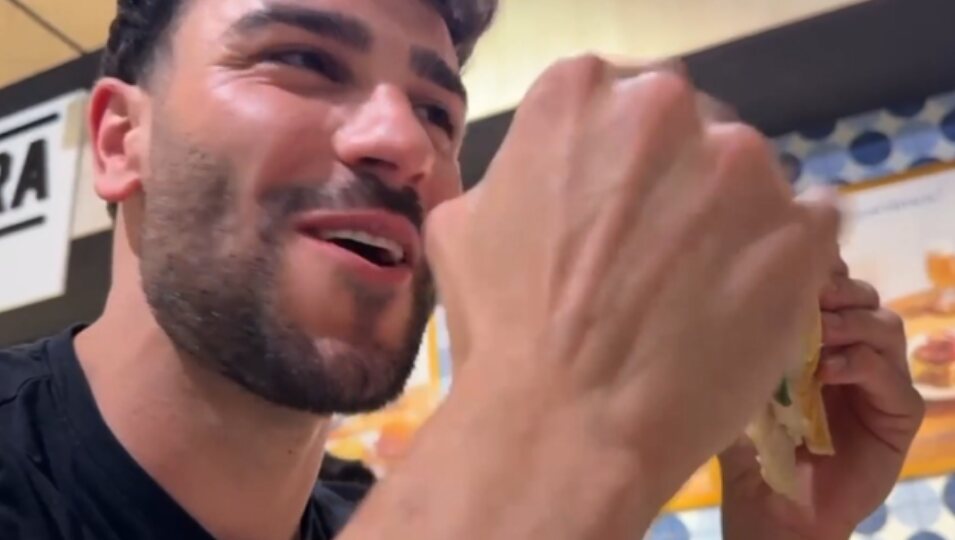 Gerard comiendo un bocadillo antes de poner rumbo hacia Honduras | Foto: Telecinco.es