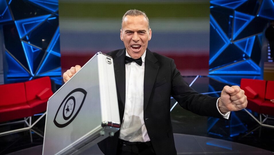 Carlos Lozano con su maletín tras 'ganar 'GH DÚO 4' | Foto: Mediaset