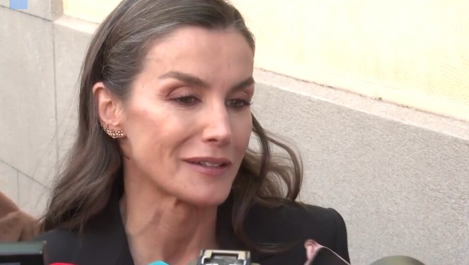 La Reina Letizia despide a Fernando Ónega | Foto: telecinco.es
