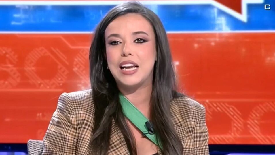 Sarah Santaolalla con su cabestrillo por la presunta agresión de Vito Quiles| Foto: 'En boca de todos' 