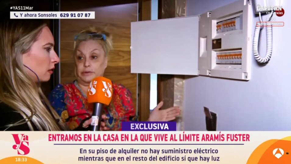 Aramís Fuster muestra el cuadro eléctrico de su casa a la cámara | Foto: Antenatres.com