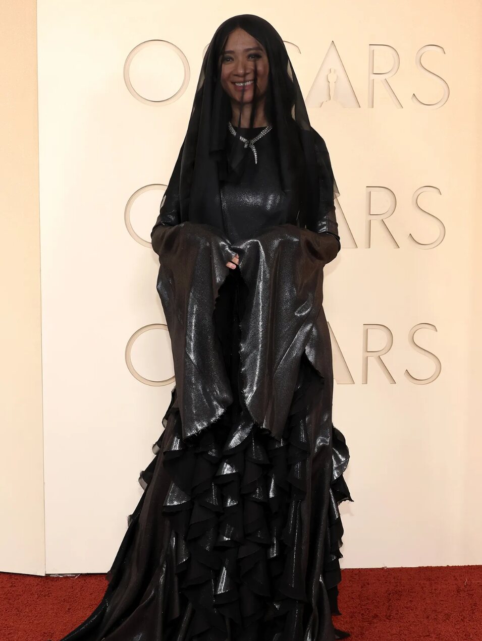 Chloé Zhao en la alfombra roja de los Oscars | Foto: Oscars