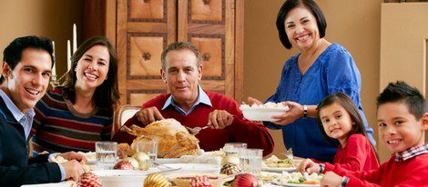 Los egipcios celebran la noche de fin de año cenando todos en familia