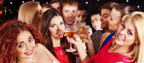 Se visten con sus mejores trajes e incluso las mujeres pueden llevar ropa de color