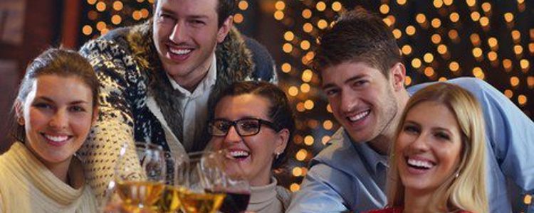 Pasar la Navidad con amigos es una opción si la familia está lejos