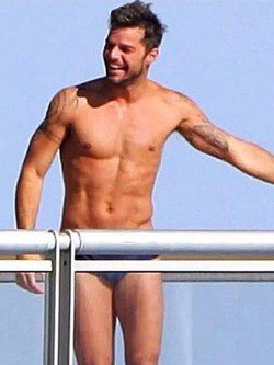 Ricky Martin luce cuerpo