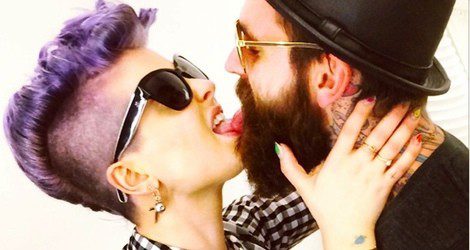 Kelly Osbourne y Ricki Hall dándose un íntimo beso/Instagram