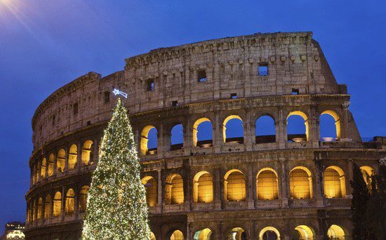 Árbol navideño junto al Coliseo de Roma