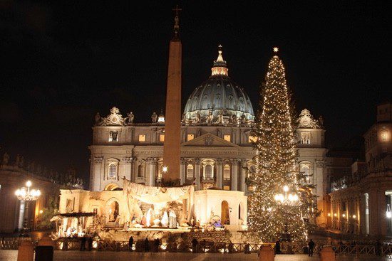 La Plaza de San Pedro engalanada con motivos navideños