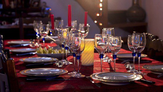 La utilización de candelabros está de moda en la decoración navideña de las mesa