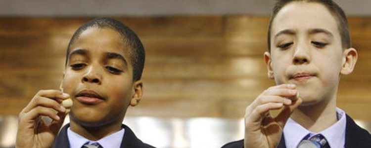 Los niños de San Ildefonso cantando un número