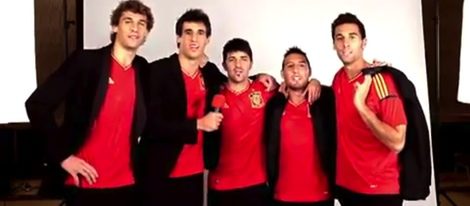 Los jugadores de la roja desean una 'Feliz Navidad' con un villancico