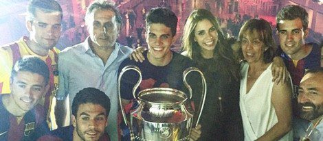 Marc Bartra posa con la Champions junto a su familia