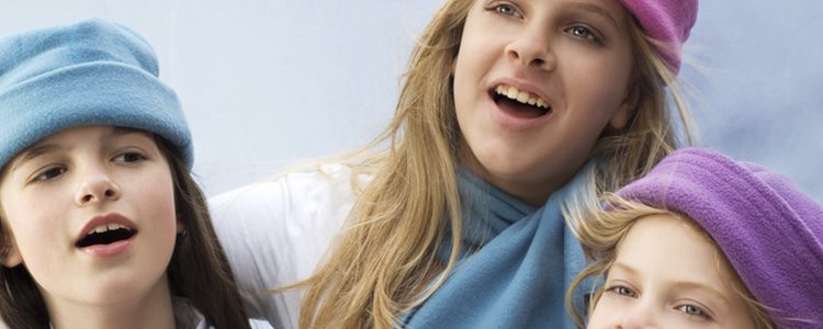 Niños cantando villancicos