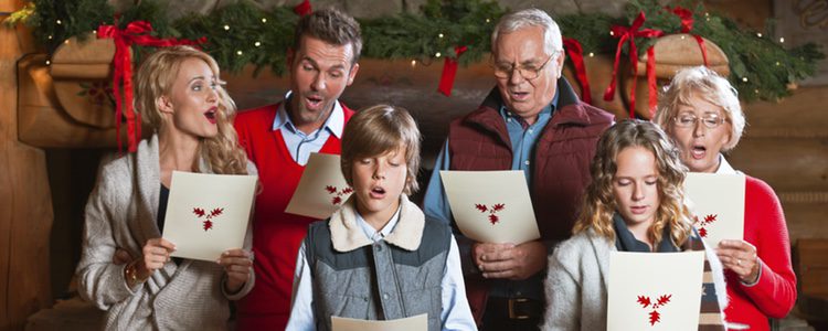 Familia cantando villancicos