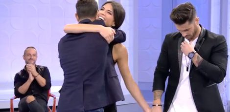 Sofía y Suso abrazándose ante los ojos de Hugo/ telecinco.es