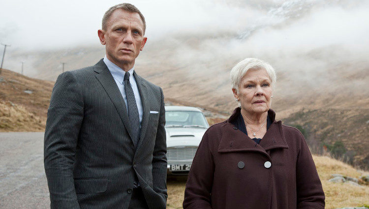 Daniel Craig como James Bond junto a Judi Dench como M en 'Skyfall'