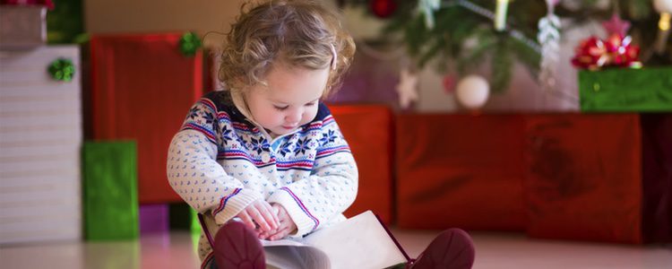 Es fundamental que los niños lean cuentos desde pequeños y Navidad es una época muy adecuada