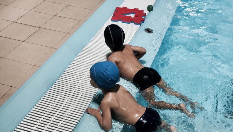 Martín aprendiendo a nadar / Instagram