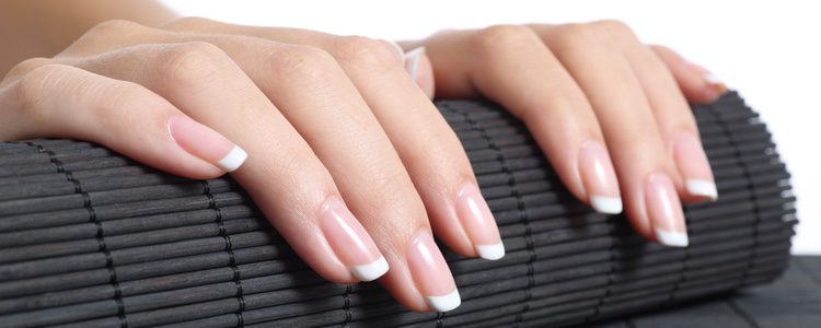 La manicura francesa es una forma elegante de decorar nuestras uñas