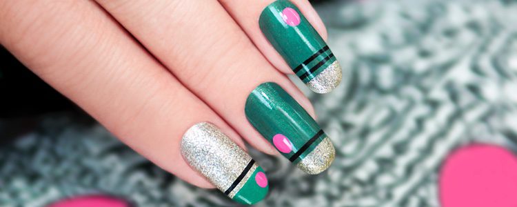 La manicura geométrica tiene acabados muy divertidos