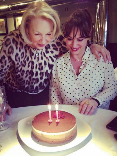 Natalia Verbeke soplando las velas junto a su madre / Instagram