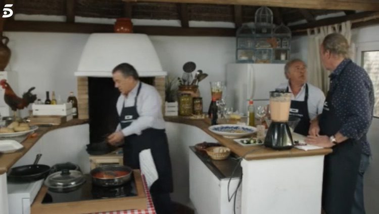 Bertín Osborne cocinando junto a 'Los del Río'