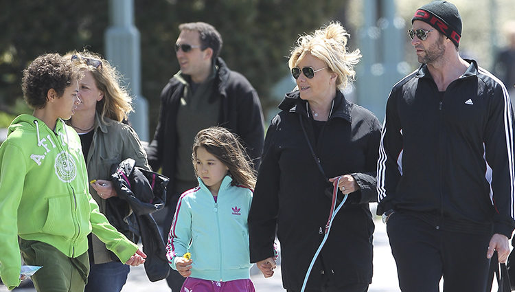 Hugh Jackman junto a su mujer Deborra y sus hijos Oscar y Ava (GTRES)