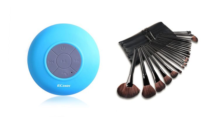 Altavoz inalámbrico y brochas de maquillaje  